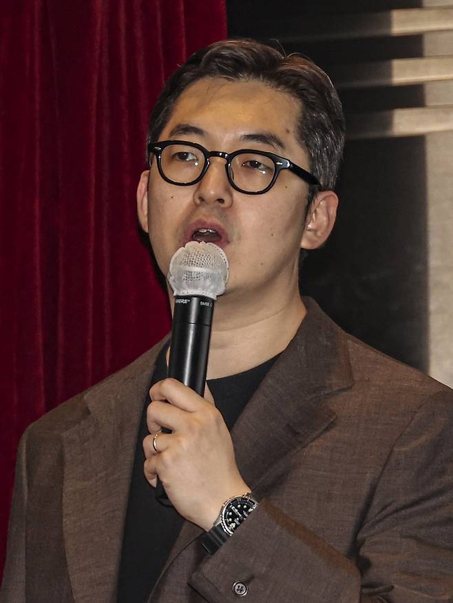 플루티스트 겸 음악 칼럼니스트 안일구가 지난 3일 서울 광화문 씨네큐브에서 열린 ‘세계 3대 오케스트라 프리뷰’ 첫 특강에서 로열 콘세르트헤바우 오케스트라(RCO)에 대해 설명하고 있다. 임형택 기자