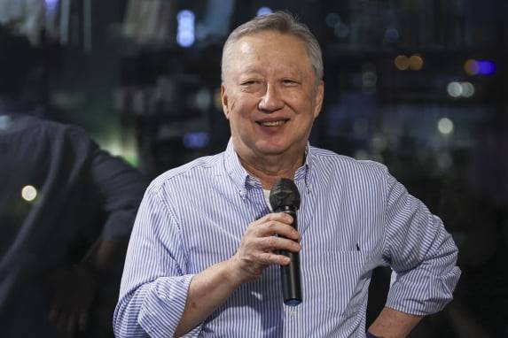 박용만 전 대한상의 회장이 3일 북콘서트 참석자들과 대화하고 있다.   임형택 기자