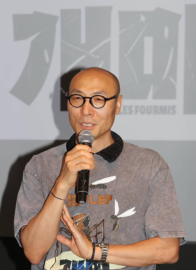 3일 서울 강남구 크레센도서울호텔에서 열린 웹툰 <개미> 제작발표회에서 김용회 웹툰 작가가 인사말을 하고 있다. 연합뉴스