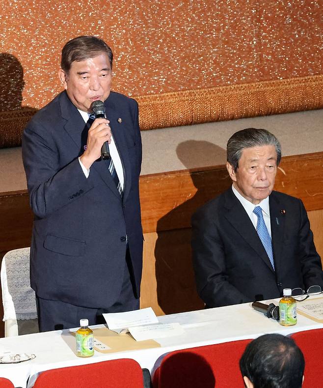 이시바 시게루 일본 총리(왼쪽)가 2일 집권 자민당 양원 의원총회 개시에 앞서 연설하고 있다. 오른쪽에 앉은 모리야마 히로시 자민당 간사장은 의원총회 이후 사임의 뜻을 밝혔다. AFP연합뉴스