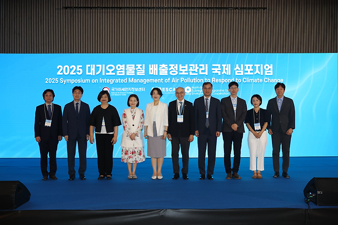 환경부 국가미세먼지정보센터가 4일 경기 고양시 킨텍스에서 개최한 ‘2025 대기오염물질 배출정보관리 국제 심포지엄’에 참석한 연사들이 기념촬영을 하고 있다. 국가미세먼지정보센터 제공