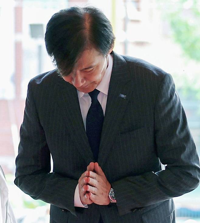 조국 조국혁신당 혁신정책연구원장이 4일 서울 종로구 조계사를 방문, 대웅전에서 삼배하고 있다. 연합뉴스