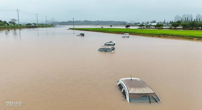 지난 7월17일 집중호우가 내린 서산시 청지천 일대에 차량이 물에 잠겨 있다. 성동훈 기자