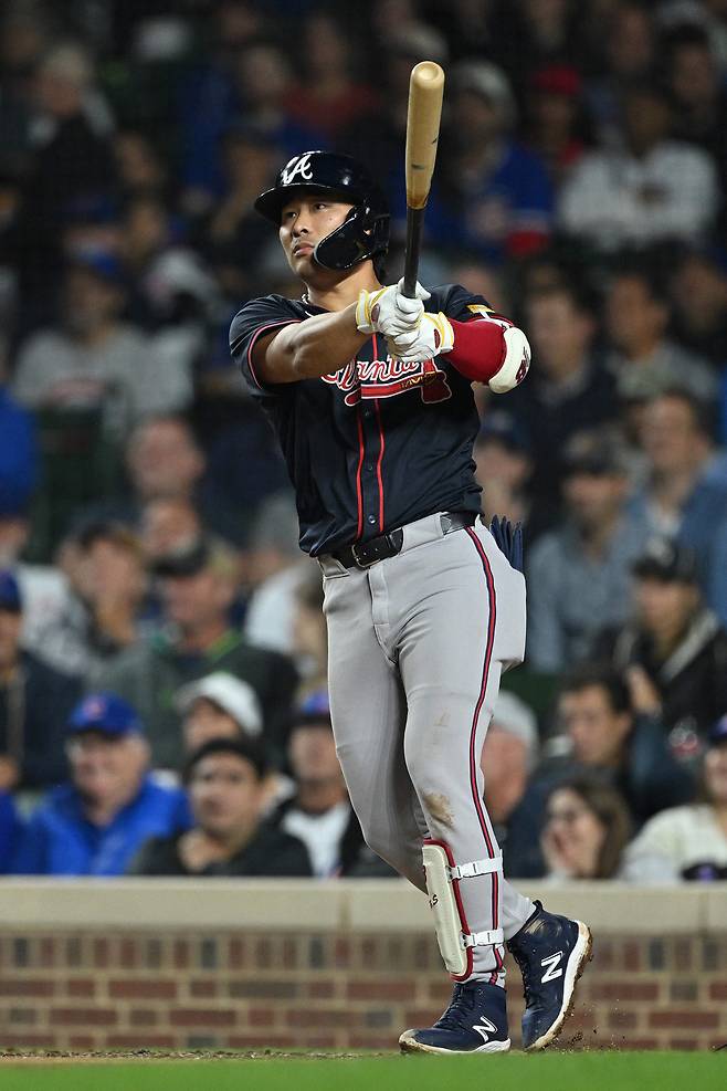 훨훨 날아라 애틀랜타 김하성이 4일 미국 일리노이주 시카고 리글리필드에서 열린 시카고 컵스전에서 7회 역전 3점 홈런을 때린 뒤 타구를 확인하고 있다. 시카고 | AFP연합뉴스