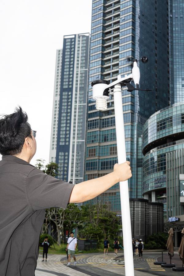지난 7월 11일 국제신문 취재팀이 부산 해운대구 초고층 건물 사이에서 ‘빌딩풍’ 순간 풍속을 계측하고 있다.전민철 기자 jmc@kookje.co.kr