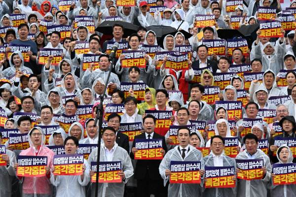 국민의힘 의원과 당원들이 4일 오전 국회 본관 중앙계단에서 ‘야당 말살 정치 탄압 특검 수사 규탄대회’를 열고 있다. 김정록 기자