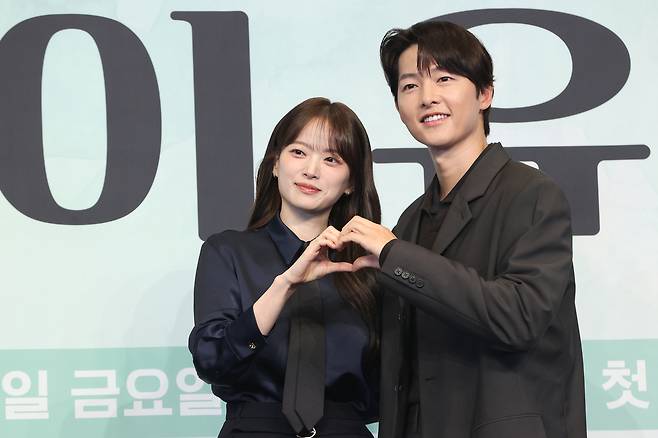 Chun Woo-hee (left) and Song Joong-ki pose for a photo during a press conference held in Guro-gu, Seoul, Thursday. (Yonhap)
