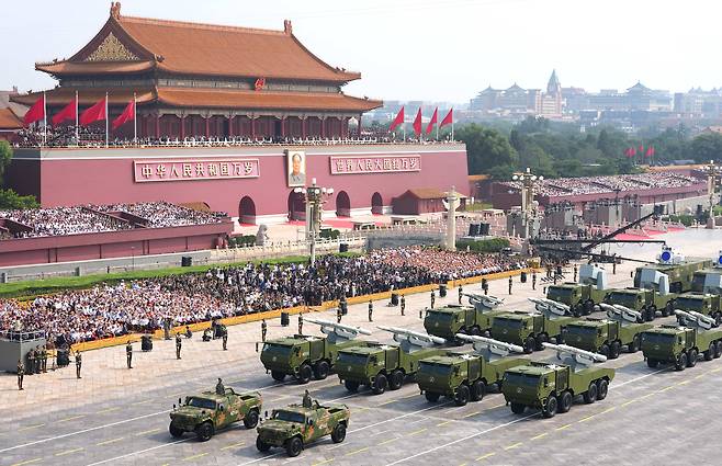 A ship-based air defense weapons formation rolls past Tiananmen Gate in central Beijing during a Chinese military parade on Sept. 3 commemorating the 80th anniversary of Japan's surrender in World War II. [XINHUA/YONHAP]