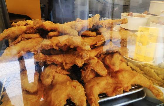Fried chicken is displayed at a restaurant in Gangnam District, southern Seoul, on May 25. [YONHAP]