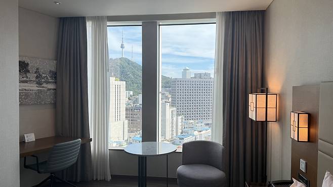 A view of Mount Namsan from Courtyard by Marriott Seoul Namdaemun's Deluxe room [WOO JI-WON]