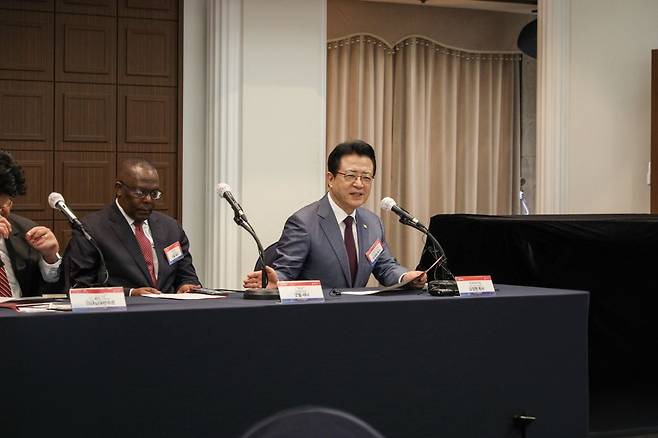 오정현(오른쪽) 목사가 4일 서울 중구 한국프레스센터에서 WEA서울총회 비전과 의의를 소개하고 있다. WEA서울총회 조직위 제공