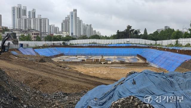 지난달 31일 오전 인천 서구 석남동 159 일대 3만8천㎥ 저수용량을 가진 우수저류시설 공사 현장에서 종전에 매립했던 건설폐기물을 걷어 올리는 작업을 하고 있다. 장민재기자