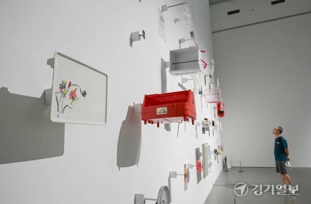 플라스틱 쓰레기에 일상 소리를 녹음해 재생함으로써 미래 플라스틱 화석을 상상한 우주+림희영 작가의 <Song from Plastic>. 윤원규기자