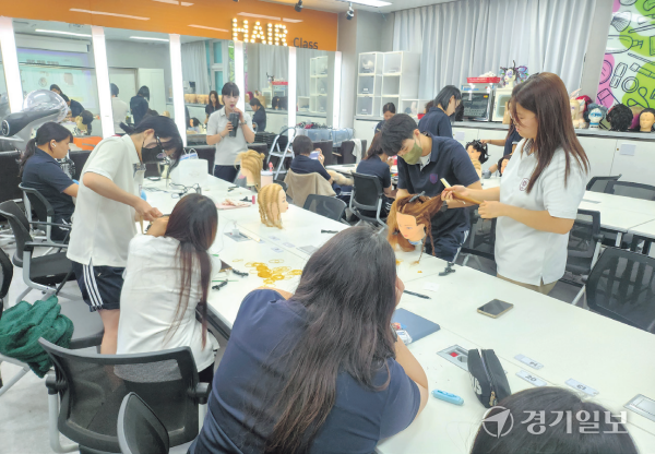 뷰티아트과 수업 모습. 박화선기자