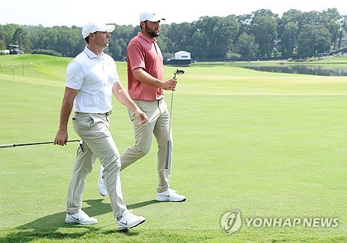 코스를 나란히 걷는 셰플러와 매킬로이. 사진=연합뉴스