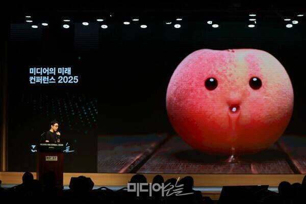 ▲ 장진욱 캐럿 대표가 3일 미디어오늘이 주최하는 미디어의 미래 콘퍼런스에서 발표하는 모습. 사진=김용욱 기자