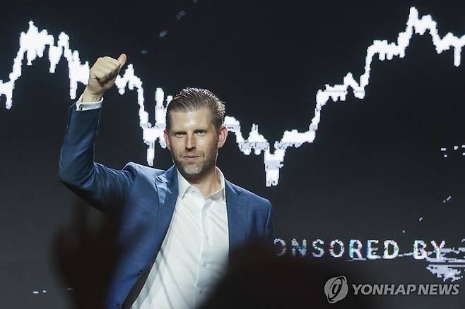 지난달 29일 도널드 트럼프 미국 대통령의 차남 에릭 트럼프가 홍콩에서 개최 중인 비트코인 콘퍼런스에 참석해 포즈를 취하고 있다. AP 연합뉴스