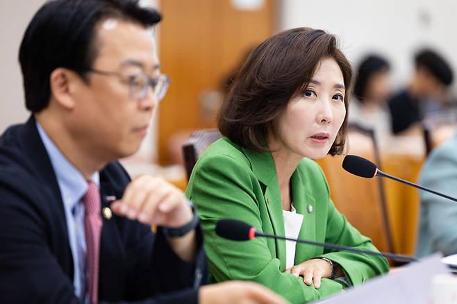 2일 서울 여의도 국회에서 열린 제429회 국회(정기회) 법제사법위원회 제1차 법안심사제1소위원회에 참석한 곽규택 국민의힘 의원과 나경원 의원. [사진 = 뉴스1]
