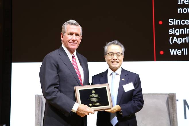 정영호 전 주휴스턴 총영사(오른쪽)와 윌리엄 맥키온 TMC회장. [본인 제공]