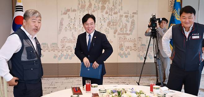 김영훈 고용노동부 장관(가운데)이 4일 서울 용산 대통령실 청사에서 이재명 대통령 주재로 열린 양대노총 위원장과의 오찬 간담회에 참석해 김동명 한국노총 위원장(왼쪽), 양경수 민주노총 위원장과 인사 뒤 자리로 향하고 있다. [연합뉴스]