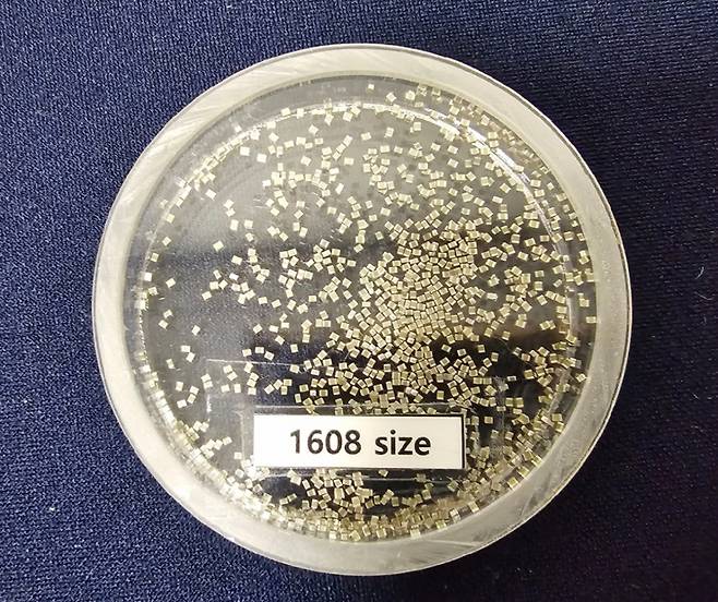 (서울=뉴스1) 한재준 기자 = 삼성전기의 적층세라믹콘덴서(MLCC)제품. 500cc 와인잔에 가득 채운 MLCC 가격은 3억 원에 달한다. 2024.10.30/뉴스1  Copyright (C) 뉴스1. All rights reserved. 무단 전재 및 재배포,  AI학습 이용 금지. /사진=(서울=뉴스1) 한재준 기자