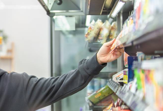 편의점에서 근무 중이던 점원을 성폭행한 혐의로 60대 남성이 징역 3년을 선고받았다. 위 사진은 기사 내용과 무관한 자료사진/사진=게티이미지뱅크