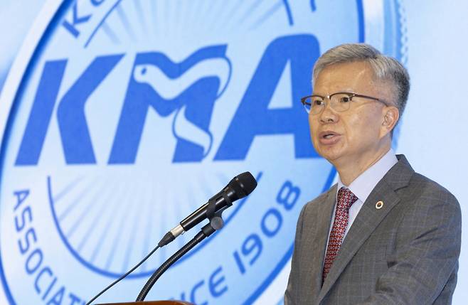 김택우 대한의사협회장이 지난달 28일 오후 서울 용산구 대한의사협회에서 열린 제43대 의협 집행부 제28차 의료현안 관련 정례브리핑에서 발언하고 있다. /사진=뉴시스