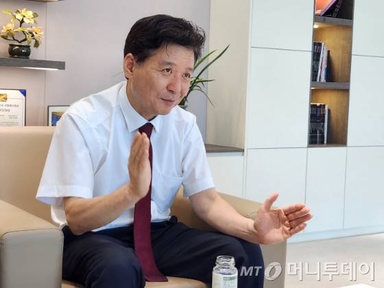 이희용 지투지바이오 대표가 충북 오송 본사에서 진행된 <머니투데이>와의 인터뷰에서 생산시설과 관련된 향후 사업계획에 대해 설명하고 있다. /사진=정기종 기자