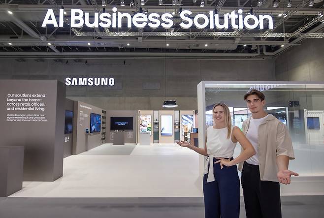 오는 5일부터 9일(현지시간) 'IFA 2025'가 열리는 독일 베를린 '메세 베를린(Messe Berlin)'의 '시티큐브 베를린(City Cube Berlin)'에 위치한 삼성전자 전시관에서 삼성전자 모델이 AI 비즈니스 솔루션' 존을 소개하고 있다./사진=삼성전