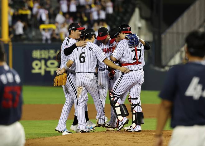 리그 1위 LG트윈스가 KT위즈전 승리를 노린다. 사진은 지난 2일 열린 롯데 자이언츠와의 경기에서 승리를 챙긴 LG선수단의 모습. /사진=뉴시스