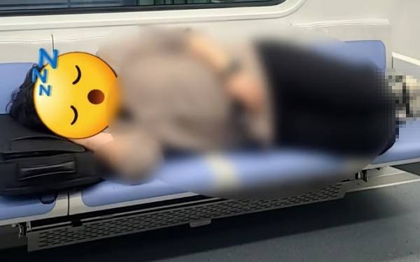 지하철에서 의자 여러 칸을 차지한 채 드러누워 자는 민폐 남성의 모습이 포착됐다. 사진은 지하철 좌석 4칸을 차지하고 드러누워 자는 남성의 모습. /사진=보배드림 캡처