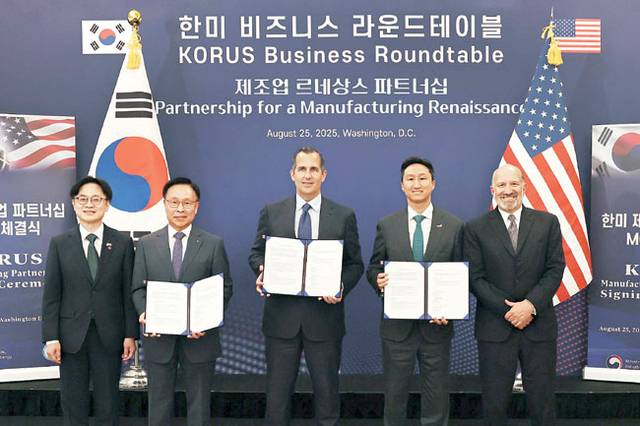 정기선(왼쪽 네 번째) HD현대 수석부회장이 지난달 25일 미국 워싱턴DC에서 ‘한·미 조선산업 공동 투자 프로그램 조성 MOU’ 체결 뒤 기념촬영을 하고 있다. HD현대 제공