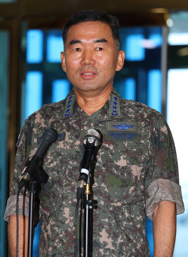 진영승 합참의장 후보자가 4일 서울 용산구 육군회관에 마련된 인사청문회 준비사무실로 첫 출근하며 취재진 질문에 답하고 있다. 연합뉴스