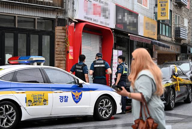 사건현장 된 피자집 : 3일 낮 서울 관악구 한 피자 프랜차이즈 가맹점에서 점주가 본사 임원과 인테리어 업자 2명에게 흉기를 휘둘러 살해하는 사건이 발생한 가운데, 4일 오전 경찰 관계자들이 현장을 조사하고 있다. 윤성호 기자