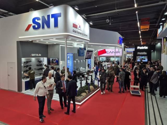 SNT모티브와 SNT다이내믹스가 폴란드 국제방위산업전시회에서 공동 부스를 운영하고 있다. SNT모티브 제공