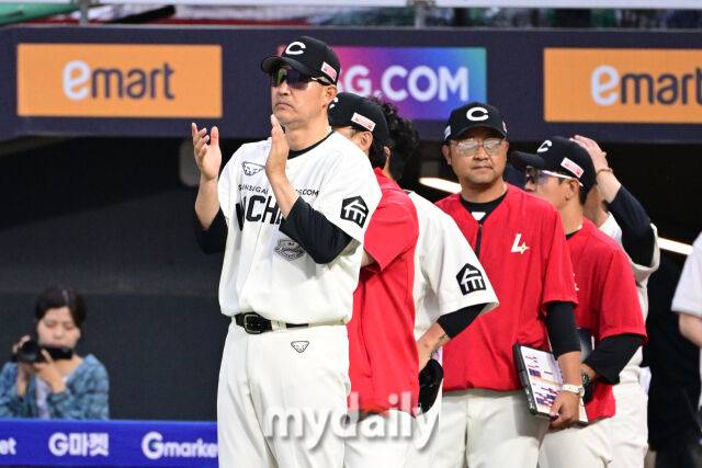 15일 오후 인천SSG랜더스필드에서 진행된 '2025 프로야구 KBO리그' 롯데-SSG의 경기. 1-0으로 승리한 SSG 이숭용 감독이 선수들에게 박수를 보내고 있다./마이데일리