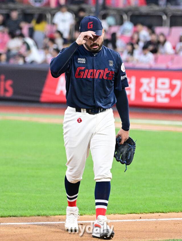 2025년 9월 3일 오후 경기도 수원KT위즈파크에서 열린 '2025 신한 SOL뱅크 KBO 리그' 롯데 자이언츠와 KT 위즈의 경기. 롯데 선발투수 감보아가 1회말 3실점 한 뒤 당황하고 있다./수원=유진형 기자