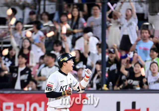 2025년 9월 3일 오후 경기도 수원KT위즈파크에서 열린 '2025 신한 SOL뱅크 KBO 리그' 롯데 자이언츠와 KT 위즈의 경기. KT 허경민이 7회말 2사 1루서 안타를 친 뒤 기뻐하고 있다./수원=유진형 기자