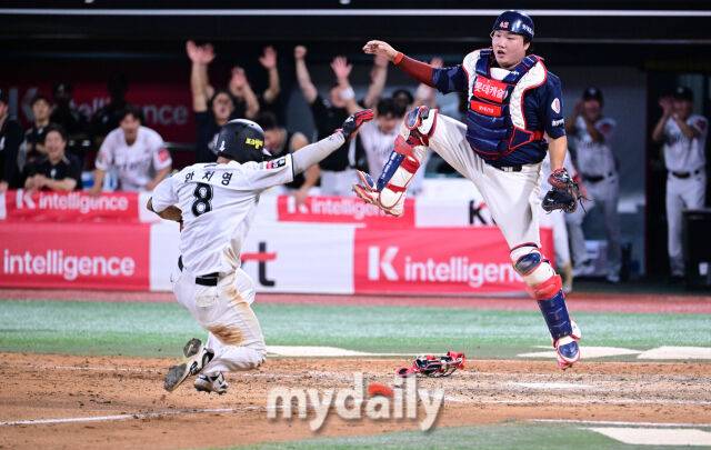 2025년 9월 3일 오후 경기도 수원KT위즈파크에서 열린 '2025 신한 SOL뱅크 KBO 리그' 롯데 자이언츠와 KT 위즈의 경기. 롯데 3루수 박찬형이 9회말 1사 만루서 KT 장진혁의 3루수 앞 땅볼 타구 때 홈 송구 실책을 하며 8-9로 패했다./수원=유진형 기자