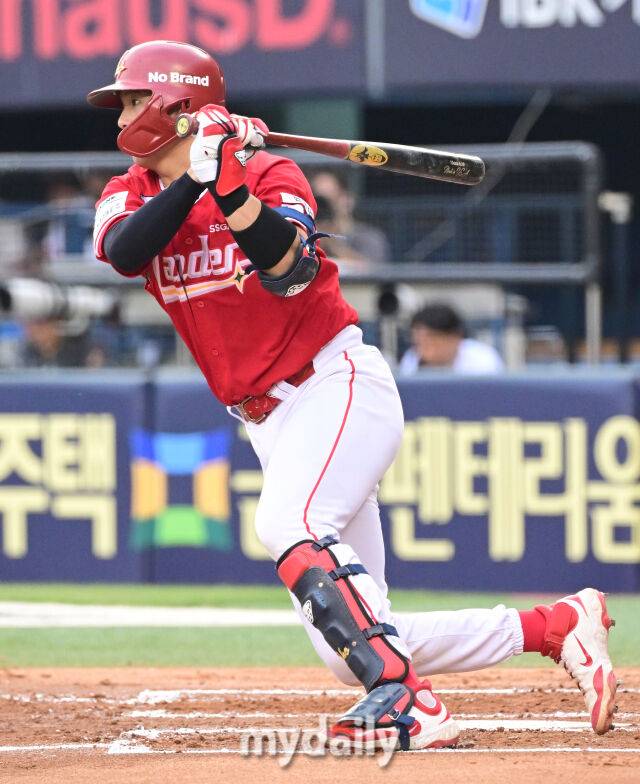 2025년 6월 12일 오후 서울 잠실구장에서 '2025 신한 SOL뱅크 KBO 리그' SSG 랜더스와 LG 트윈스의 경기가 열렸다. SSG 조형우가 2회초 1사 만루서 2타점 역전타를 치고 있다./마이데일리