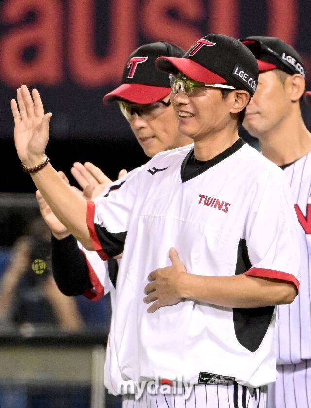 2025년 9월 2일 오후 서울 잠실구장에서 열린 '2025 신한 SOL뱅크 KBO 리그' 롯데 자이언츠와 LG 트윈스의 경기LG 염경엽 감독이 3-2로 승리한 뒤 기뻐하고 있다./마이데일리