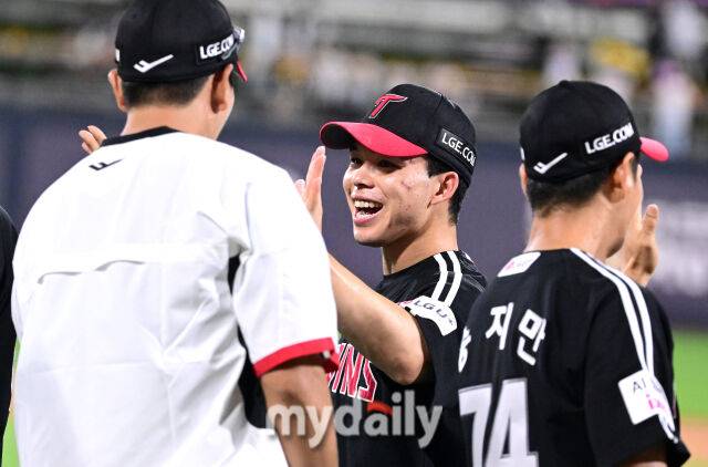 2025년 9월 4일 오후 경기도 수원KT위즈파크에서 열린 '2025 신한 SOL뱅크 KBO 리그' LG 트윈스와 KT 위즈의 경기LG 문성주가 10-8로 승리한 뒤 기뻐하고 있다./수원=유진형 기자