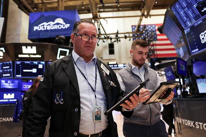 3일(현지시간) 뉴욕증권거래소에서 트레이더가 모니터를 보고 있다. [로이터]