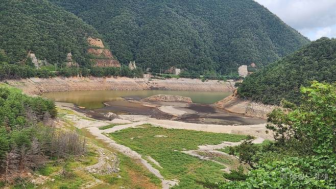 바닥을 드러낸 강원도 강릉시 오봉저수지 모습. 안효정 기자.