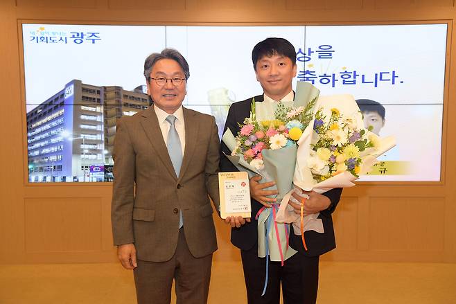 최이규(오른쪽) 쿠팡 물류정책팀 상무와 강기정 광주광역시장이 3일 광주광역시청에서 열린 유공자 표창 수여식에서 기념 촬영을 하고 있다. [쿠팡 제공]