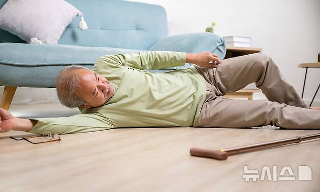 [서울=뉴시스] 노인 낙상. (사진= 이미지투데이 제공)