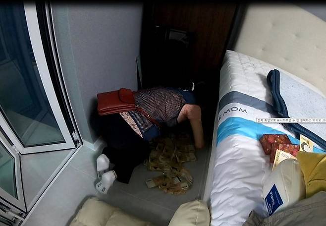 [세종=뉴시스] 사진은 고액체납자가 금고 밑에 은닉한 현금. (사진=국세청 제공)  *재판매 및 DB 금지