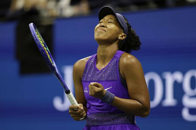 [뉴욕=AP/뉴시스] 오사카 나오미(24위·일본)가 3일(현지 시간) 미국 뉴욕의 빌리진킹 내셔널 테니스 센터에서 열린 US 오픈 여자 단식 8강전에서 카롤리나 무호바(13위·체코)를 물리친 후 기뻐하고 있다. 오사카가 2-0(6-4 7-6)으로 이기고 4강에 올라 어맨다 아니시모바(9위·미국)와 결승 진출을 다툰다. 2025.09.04.