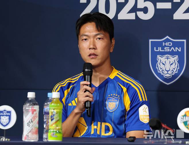 [서울=뉴시스] 배훈식 기자 = 율산 김영권이 4일 오전 서울 축구회관에서 열린 2025-26 ACL 참가 K리그 4개팀 미디어데이에서 취재진의 질문에 답하고 있다. 2025.09.04. dahora83@newsis.com