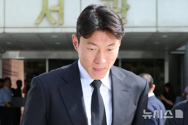 [서울=뉴시스] 권창회 기자 = 축구선수 황의조가 4일 오후 서울 서초구 서울중앙지방법원에서 열린 불법촬영 등 혐의 항소심 선고를 마치고 법원을 나서고 있다. 2025.09.04. kch0523@newsis.com